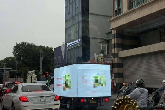 Hà Nội: Xử phạt công ty quảng cáo trên thùng xe tải