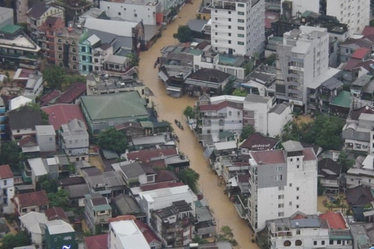 Nội thành Huế trong cơn lũ lịch sử