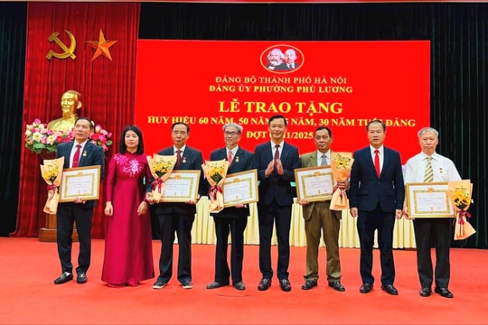 Phường Phú Lương trao Huy hiệu Đảng đợt 7-11