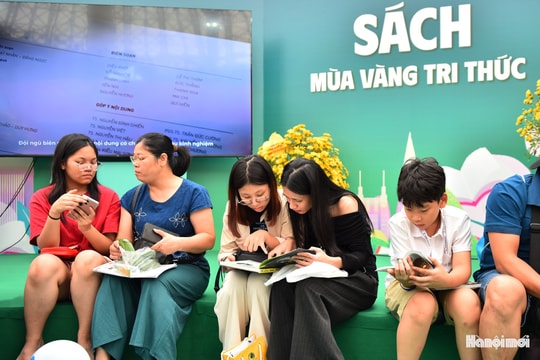 Không gian sách thu hút độc giả tại Hội chợ Mùa thu 2025
