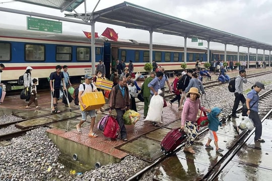 Chuyển tải hành khách 3 chuyến tàu Bắc Nam tại ga Đông Hà và ga Hương Thủy