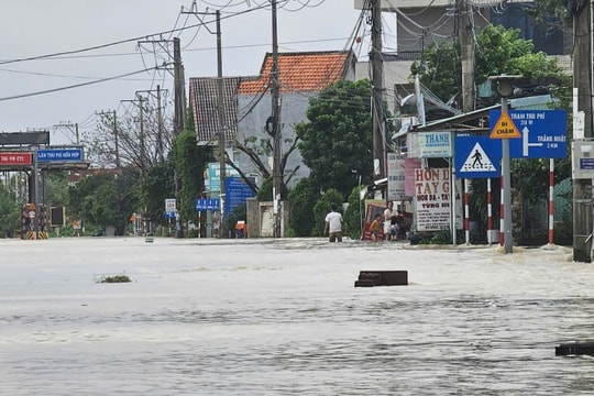 Quốc lộ 1 đoạn qua phường An Thắng, TP Đà Nẵng đang ngập sâu