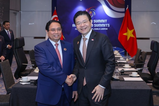 Thủ tướng đề nghị Singapore hỗ trợ phát triển một số ngành công nghiệp chiến lược