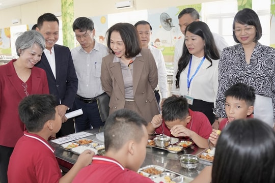 Bữa cơm học đường: Siết chặt từ bếp đến bàn ăn