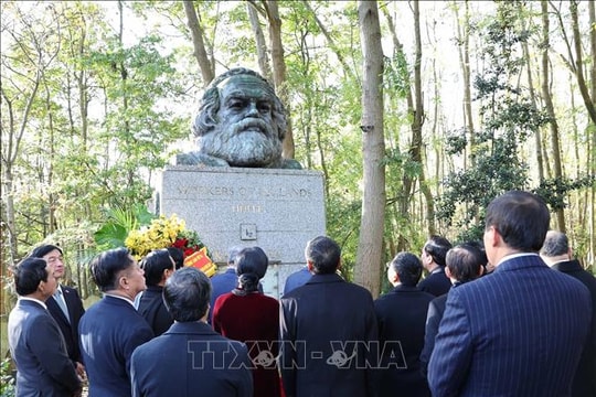 Tổng Bí thư Tô Lâm viếng mộ Karl Marx tại nghĩa trang Highgate, thủ đô London