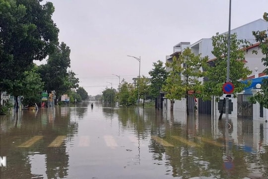Lũ trên sông Hương xuống rất chậm, trung tâm thành phố Huế vẫn ngập sâu