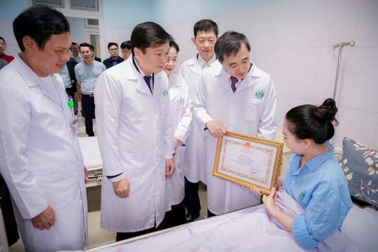 Vinh danh tập thể, cá nhân dũng cảm bảo vệ bệnh nhân tại Bệnh viện Sản Nhi Nghệ An