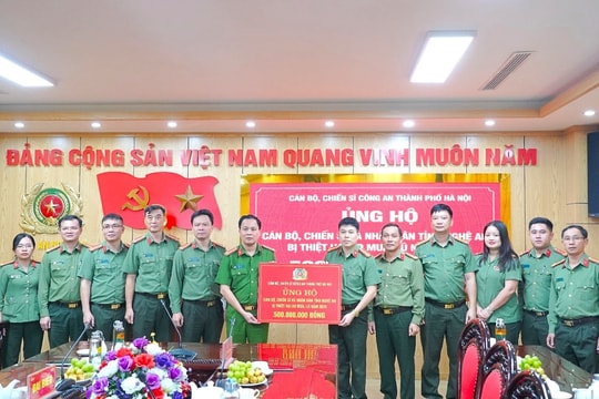 Công an TP. Hà Nội thăm hỏi, trao quà ủng hộ tỉnh Hà Tĩnh và Nghệ An khắc phục hậu quả bão lũ