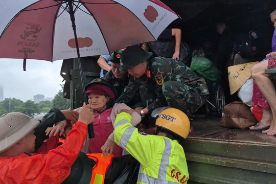 Miền Trung kiên cường trong mưa lũ