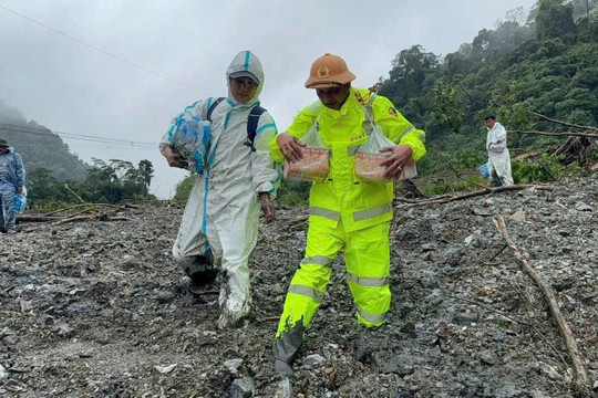 Quảng Ngãi: tiếp tế lương thực cho người dân vùng bị cô lập