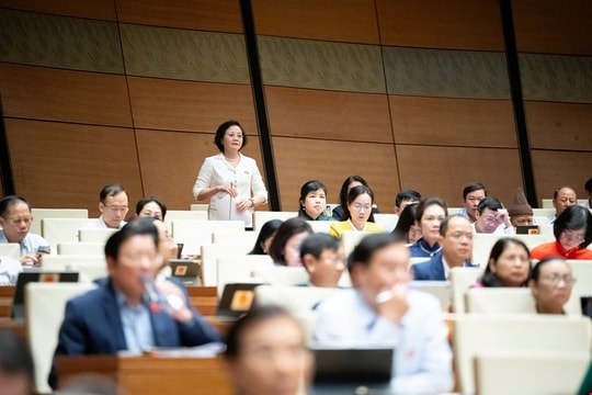 Nhiều công chức cấp xã làm việc từ 10 đến 12 tiếng/ngày để hoàn thành nhiệm vụ