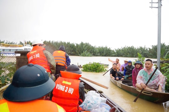 Hải quân vùng III vượt lũ hỗ trợ người dân Đà Nẵng