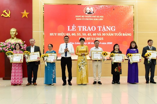 Phường Kim Liên trao Huy hiệu Đảng tặng 115 đảng viên