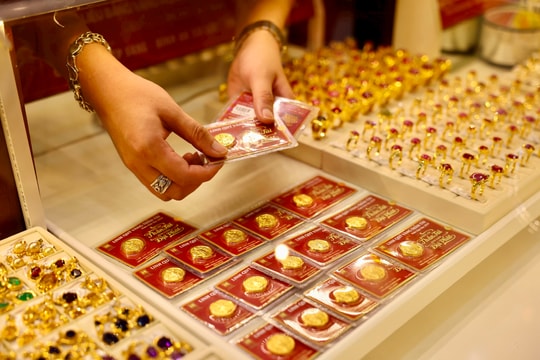 Giá vàng tăng vọt trở lại sau khi lao dốc