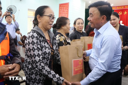 Thường trực Ban Bí thư Trần Cẩm Tú thăm, tặng quà người dân bị ảnh hưởng do mưa lũ tại Huế
