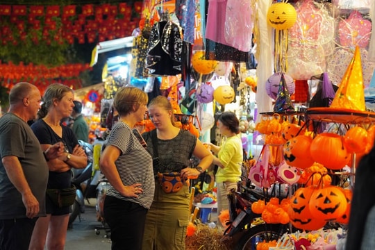 Phố Hàng Mã rực rỡ sắc màu Halloween, tưng bừng trước thềm lễ hội
