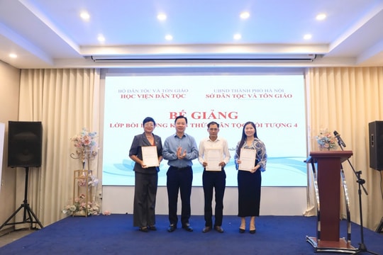 Sở Dân tộc và Tôn giáo thành phố Hà Nội Trao chứng chỉ cho 85 học viên tham dự lớp bồi dưỡng kiến thức dân tộc đối tượng 4
