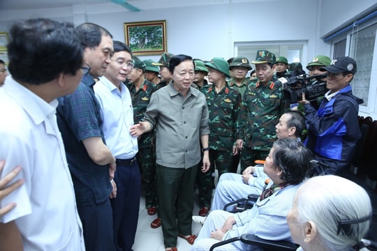 Phó Thủ tướng Trần Hồng Hà thăm hỏi các bệnh nhân phải di dời