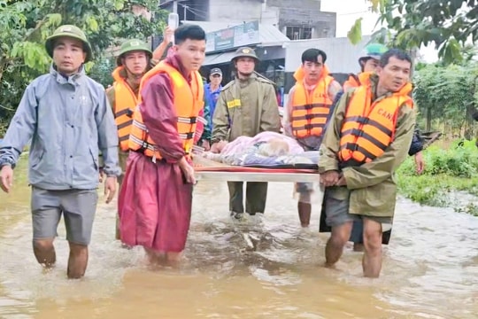 Công an Đà Nẵng có mặt tại điểm nóng ứng cứu người dân