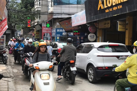 Ngõ 381 phố Nguyễn Khang: Tắc nghẽn, xuống cấp đến bao giờ?