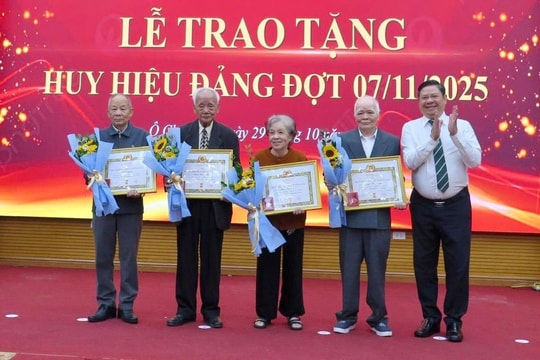 Đảng ủy phường Ô Chợ Dừa trao Huy hiệu Đảng tặng 97 đảng viên