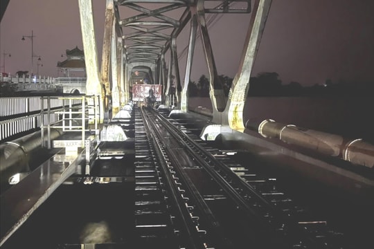 Huế: Điều trở lại 2 tàu hàng nặng 1.000 tấn để gia tải cầu Dã Viên, Bạch Hổ