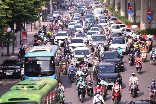 Gỡ “nút thắt” ùn tắc giao thông tại Hà Nội: "Nắn" ý thức song hành đồng bộ kết cấu hạ tầng
