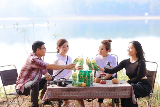 Hơi mát trà xanh, tiếng cười và gió biển: Cách người trẻ sống chill để giảm stress hôm nay