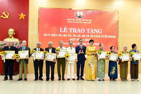 Đảng bộ phường Kim Liên trao Huy hiệu Đảng đợt 7/11