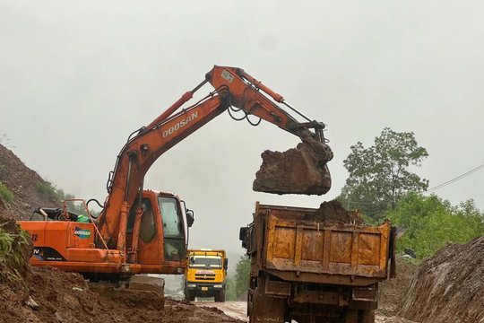 Mưa trắng trời, hàng chục thiết bị khơi thông 20 điểm sạt lở Quốc lộ 14E