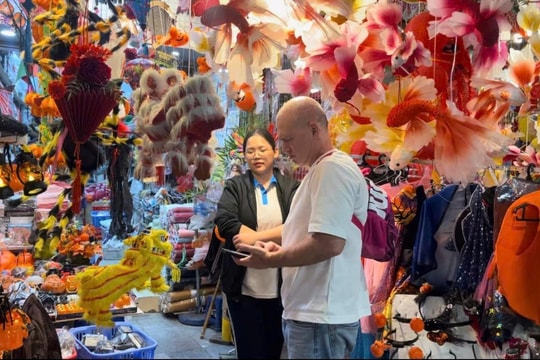 Phố Hàng Mã rực rỡ sắc màu Halloween