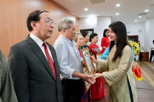 66 đảng viên phường Cầu Giấy vinh dự nhận Huy hiệu Đảng