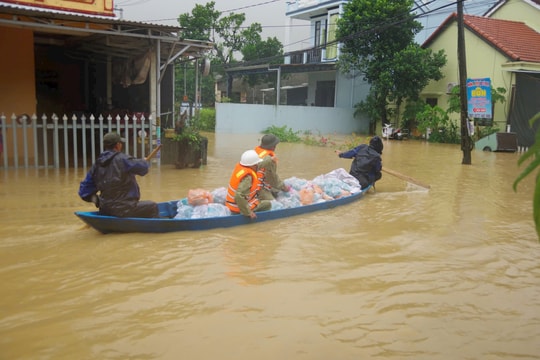 Vùng 3 Hải quân huy động 200 cán bộ, chiến sĩ giúp dân tránh lũ