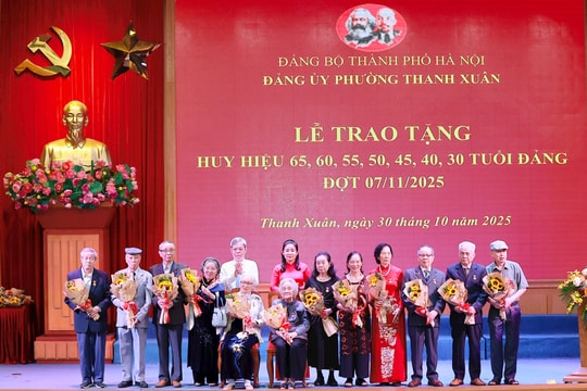 Phường Thanh Xuân trao Huy hiệu Đảng đợt 7-11 tặng các đảng viên