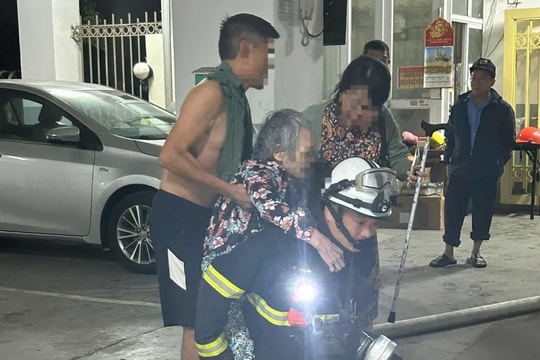 Hà Nội: Hướng dẫn 2 người thoát nạn vụ cháy chung cư phố Đông Quan