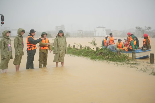 Sông Hương tại Huế giảm gần 1m nước trong đêm qua và tiếp tục xuống