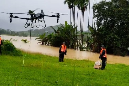 Đà Nẵng: Dùng máy bay không người lái cứu trợ người dân vùng lũ