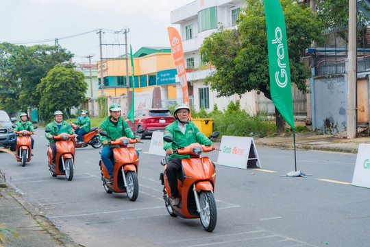 Grab Việt Nam và Dat Bike hợp tác hỗ trợ tài xế công nghệ chuyển đổi xanh