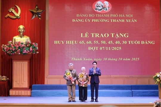 Phường Thanh Xuân trao Huy hiệu Đảng đợt 7/11 tặng các đảng viên