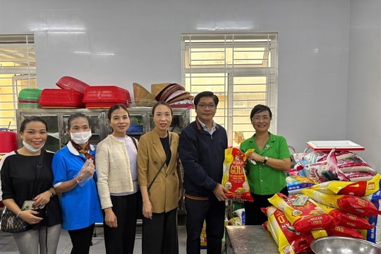 TP Huế Căn bếp nghĩa tình nấu hàng nghìn suất cơm gửi bà con vùng lũ