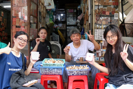 Cảm nhận hương vị Hà Nội qua lăng kính những người trẻ làm truyền thông