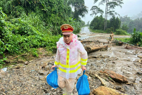 Tất cả đang chung sức, đồng lòng hỗ trợ người dân vùng lũ