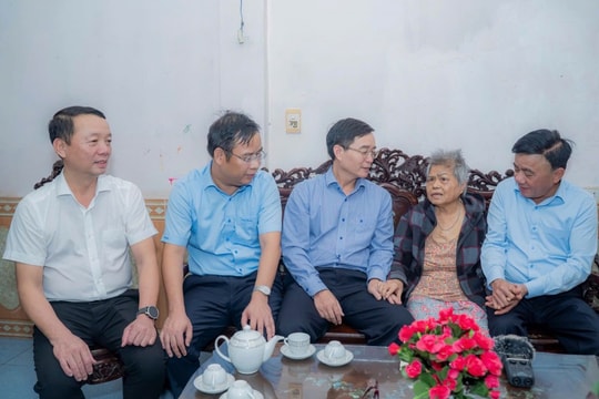 Thường trực Ban Bí thư Trần Cẩm Tú: TP Huế tập trung cao độ khắc phục kịp thời hậu quả mưa lũ