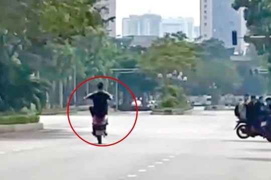 Hà Nội: Xử lý nam thanh niên "bốc đầu" xe máy trên phố