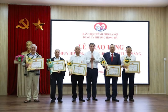 86 đảng viên Đảng bộ phường Hồng Hà vinh dự nhận Huy hiệu Đảng