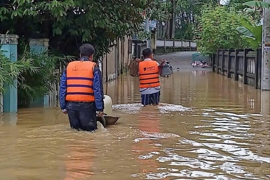 Ba nhà mạng ứng phó khẩn cấp với mưa lũ miền Trung