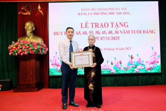 Đảng ủy phường Phú Thượng trao Huy hiệu Đảng đợt 7/11 tặng các đảng viên