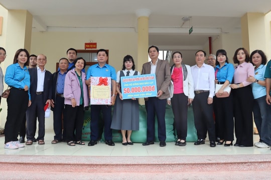 Phường Văn Miếu - Quốc Tử Giám sẻ chia với người dân xã Trung Giã bị ảnh hưởng bão lũ