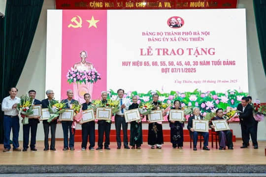 Xã Ứng Thiên trao Huy hiệu Đảng cho 31 đảng viên tiêu biểu