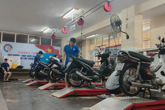 Trường Cao đẳng Công nghiệp Huế sửa xe, hỗ trợ miễn phí giúp dân vực dậy sau lũ